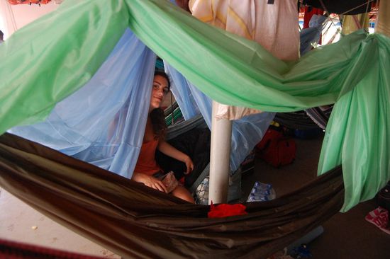 Unter unseren Moskitonetzen hatten wir aber wenigstens ein bisschen Privatsphäre und solange wir am Hafen angelegt waren auch Ruhe vor den stechenden Biestern.