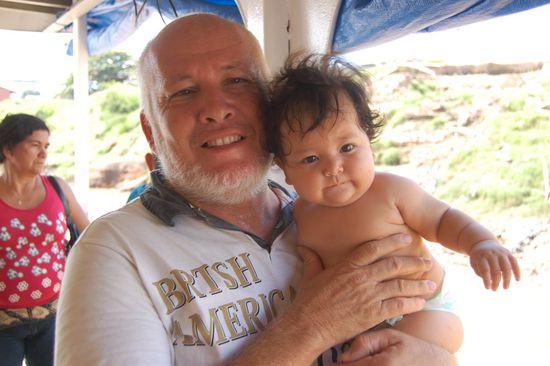 Salomon mit dem jüngsten (vier Monate) seiner 13(!) Sprosse, weltweit verteilt 