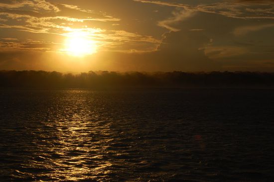 Erster Sonnenuntergang vom noch stehenden Schiff aus beobachtet.