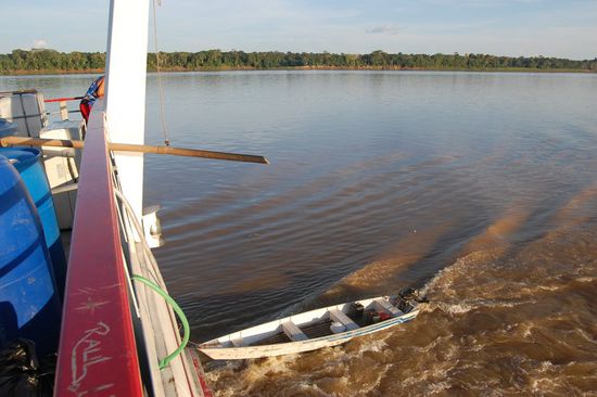 Ein Motorboot für schnelle Einkäufe am Flussufer ziehen wir konstant mit 