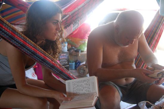 Salomon zeigt uns seine originale, auf hebräisch verfasste Tora (altes Testament)