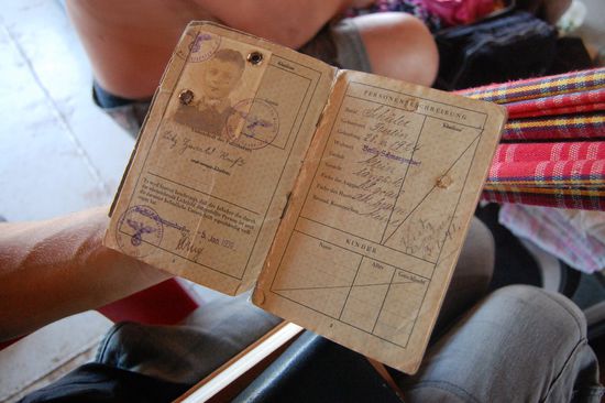 Hier wurde Geschichte faszinierend: Der Pass von Salomons Großvater mit Reichsadler und Hakenkreuzstempeln. Der junge Jude wurde damals von Oskar Schindler um 2 Millionen US$ in die Freiheit gekauft - Wahnsinn, wenn man bedenkt, wir wären sonst nicht gemeinsam dort gesessen...