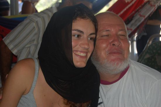 Mimi darf die traditionelle Kopfbedeckung der jüdischen Frauen tragen. Wir haben sehr viel Spaß miteinander gehabt. Vor wenigen Jahren war Salomon selbst noch praktizierender Rabbiner, bis in ihm Zweifel anfingen zu keimen...wir hatten lange und gute Gespräche! 