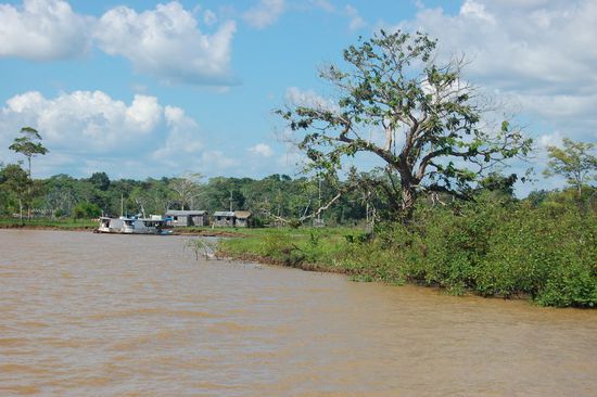 Immer wieder mal ein paar Hütten am Flussufer zu sehen.