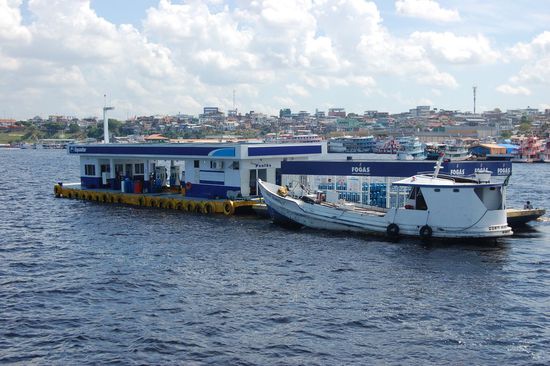 ...bis in den Hafen von Manaus. Im Bild eine schwimmende Tankstelle, Dieselpreis umgerechnet ein €uro pro Liter 