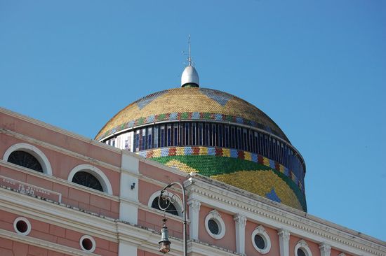 Brasiliens Flagge umrahmt dezent die Kuppel.