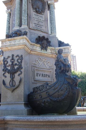 Ein Monument mit vier Schiffen und vier Kontinenten.
