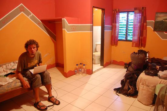 Angekommen in Santa Elena sind wir in einem von einem Deutschen geführten Hotel untergekommen, da der Tipp aus dem Lonely Planet inzwischen ein dreckiges, heruntergekommenes Loch mit einem gefährlich knurrenden Hund war.