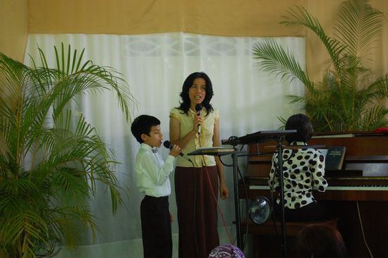 Der kleine Esteban (mein venezuelanischer Namensvetter, schreibt man nicht so, aber so sprechen sies aus) mit seiner Mutti beim Singen während dem Gottesdienst.