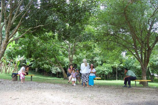 Alle Leute stehen in Grüppchen zusammen und warten aufs Mittagessen.