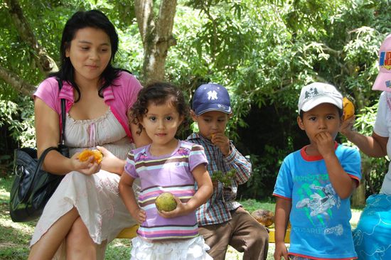 Laura mit ihrer Schwester Melanie, unsere Zimmernachbarn. Und noch ein paar andere Jungs...