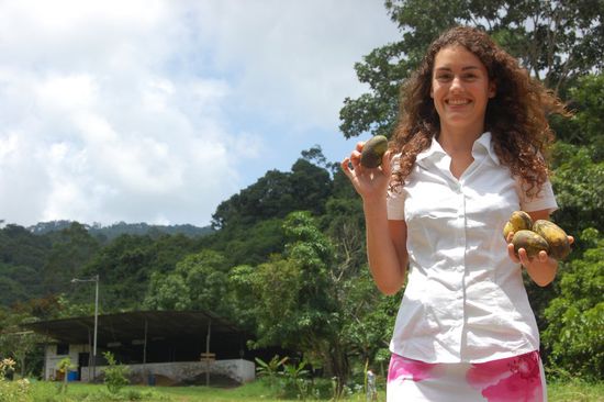 Mirjam freut sich über süße Mangos, die wir hier wie Äpfel unterm Baum auflesen können.