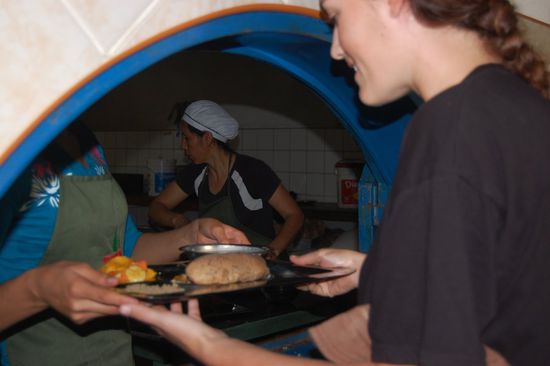 Mirjam bekommt ihr Almuerzo, Mittagessen.