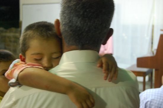 Der Kleine hat leider seit vier Monaten keine Mama mehr (Dengue-Fieber)...  Umso mehr braucht er die Nähe vom Papa. (Wir bewundern Miguel sehr als Witwer mit drei kleinen Jungs.)