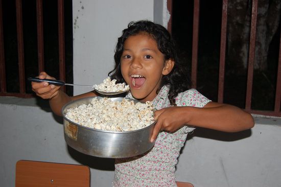 Sara kann Popcorn Schöpferweise essen...