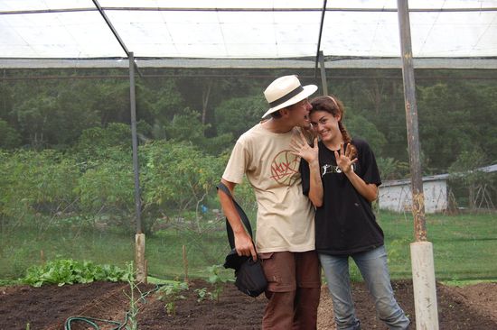 Huch, da ist er ja wieder, der unbekannte Gaukler mit dem Hut.