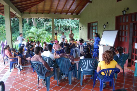 Eine Unterrichtsstunde im Fach erste Hilfe mit Doktora Marianella über das Spezialgebiet Chirurgie.
