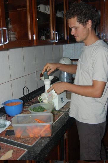 Hier bin ich am Morgen nach meiner ersten Nachtwache am Gemüsesaft mixen für unsere Patienten.