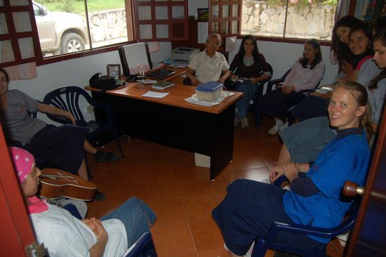 Um Punkt zehn trifft sich das ganze Team zur gemeinsamen Morgenandacht bzw. -besprechung. Am Schreibtisch sitzend übrigens Dra. Nelsey de Restrepo, die gemeinsam mit ihrem Mann vor knapp 30 Jahren dieses Gesundheitszentrum gegründet hat!