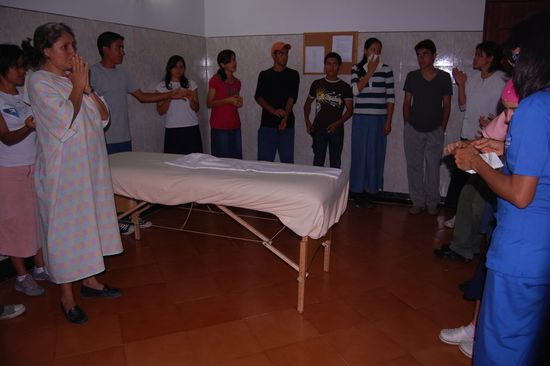 Vor der Operation wird noch einmal alles durchbesprochen, die Patientin um ihr Einverständnis und ihr Wohlbefinden gefragt, gebetet, ...