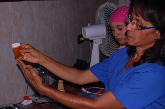 ...und dann zeigt uns Dra. Marianella wie man sich vor so einem chirurgischen Eingriff professionell die Hände desinfiziert.