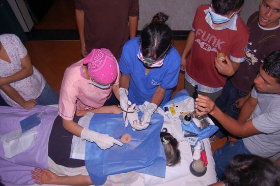 Jeder Handgriff sitzt, wie bei einem jahrelang eingespielten Ärzteteam.