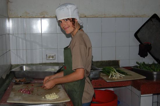 Die echte Mirjam am Knoblauchschälen, ganz schön viel für die Menge!