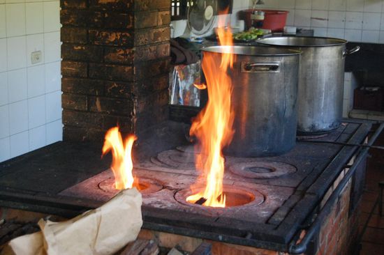 Je nach Anforderung arbeitet die Industrie mit in der Küche an den Geräten, in ihren eigenen Räumlichkeiten, oder hier in der alten Küche, wo man noch mit Brennholz kochen kann. Beizeiten immer noch die billigste und schnellste Methode!