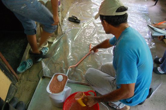 Achja, wir waren bei den Würsten... Das hier ist die Wurstmaschine von oben. 