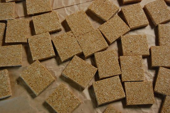 Diesmal haben wir kleine "Müsliriegel" aus geröstetem Sesam, Erdnüssen und Honigmasse hergestellt.