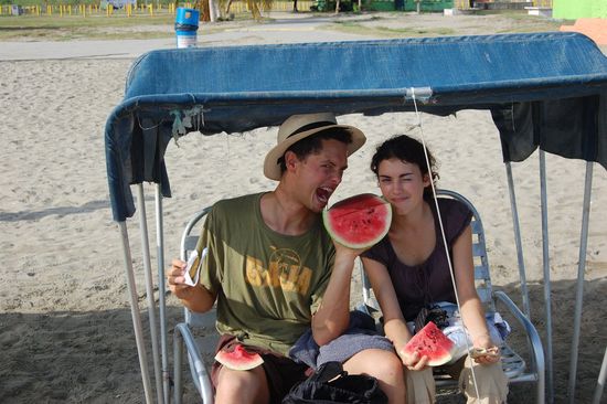 Kaum in der Freizeit angekommen springt der unbekannte Gaukler wiedermal ins Bild, diesmal hinterlistig mit einer Wassermelone bewaffnet!