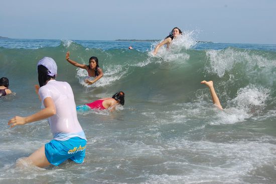 Heilloses Durcheinander aufgrund dieser anrollenden Monsterwelle. 