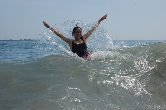 Nayelith nimmt die Brecher auch ganz stylisch.