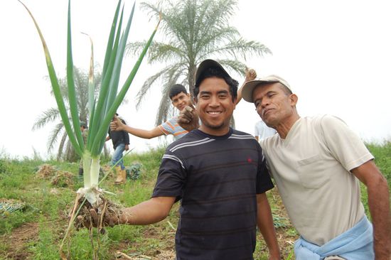 Castor mit einem Prachtexemplar, neben ihm Wursthersteller Italo, hinten jubelt Joel.