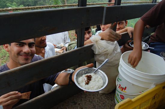 Die hungrige Meute draußen und wir drinnen mit dem ganzen Essen. 