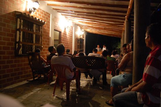 Donnerstag Nachmittag kamen wir dann auf dem Grundstück in Ureros an und trafen uns im neuen Gesundheitszentrum zur Abendandacht. Das Grundstück hier hatte ursprünglich eine Größe von ca. 25 Hektar, durch eine geniale Fügung kam da auch das Nachbargrundstück mit nochmals 50 Hektar und zwei fix fertigen, schönen Häusern und Garage/Werkstatt dazu. 