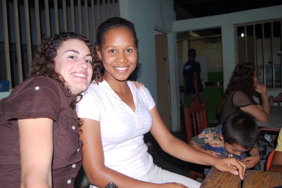 Mimi &amp; Nikisha unterstützten die Küchendamen, den Hunger von 20 Leuten im Griff zu haben.