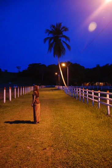 Weg zum Gesundheitszentrum bei Vollmond.