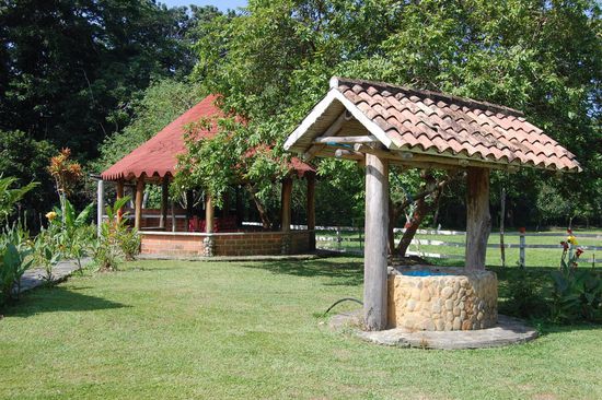 Da kann man sich als Patient nur wohlfühlen: Pavillon und Zierbrunnen.