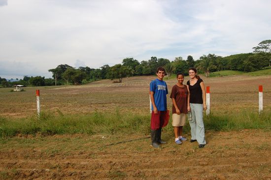 Am vorletzten Tag begeben wir uns mit Nikisha und Carlos hinauf auf den Hügel bis an die Grenze des neuen Grundstücks.