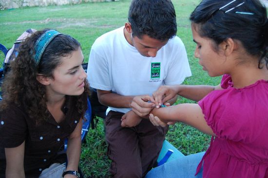 Erste Hilfe Kurs lernten wir das Blut abnehmen. Mimi hat assistiert weil sie ja schon Erfahrung hat 