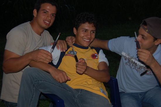 Niber, Marlow und Sebastian mit ihrer Beute