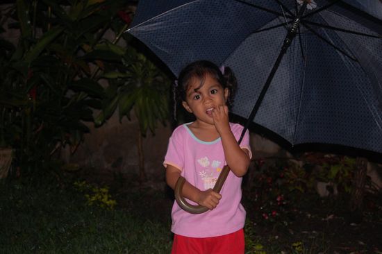 Die kleine Acsa mit dem grossen Regenschirm