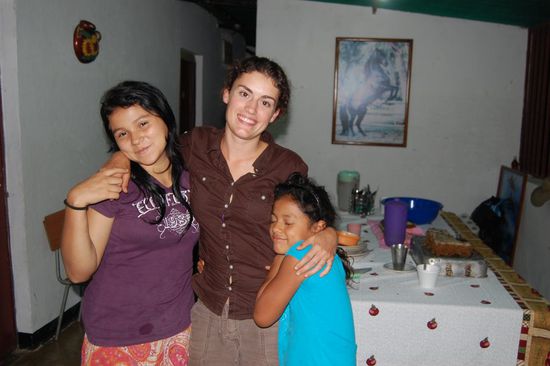 Laura-Helen und Sara mit Mimi am Kuscheln