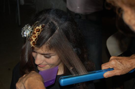 Nuri, eine Freundin der Fundacion ist auf besuch und will einmal europäisches Haar schneiden. Sie hatte aber ihre eigenen Pläne...