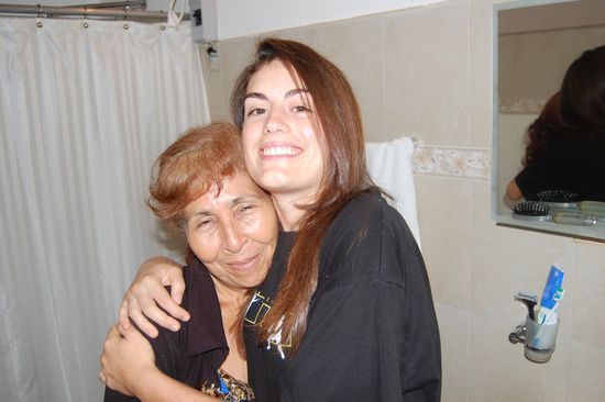 ...und glättete kurzerhand Mimis Haare aus! 