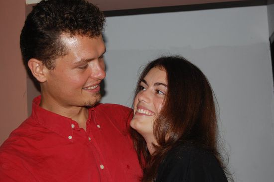 Mir hat sie einen typischen Venezoelanerschnitt verpasst, seitlich kurz, oben lang. 