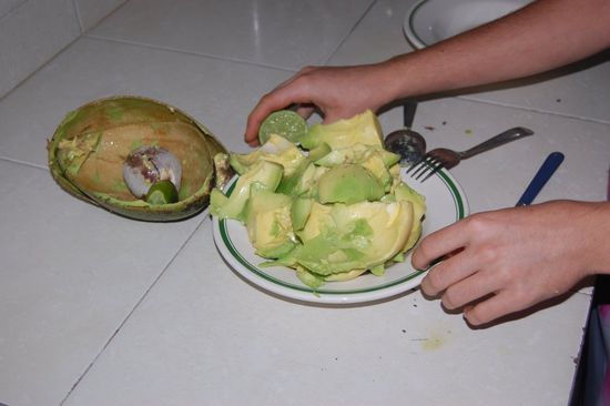Zum Abendessen schlachten wir eine Riesen-Avocado