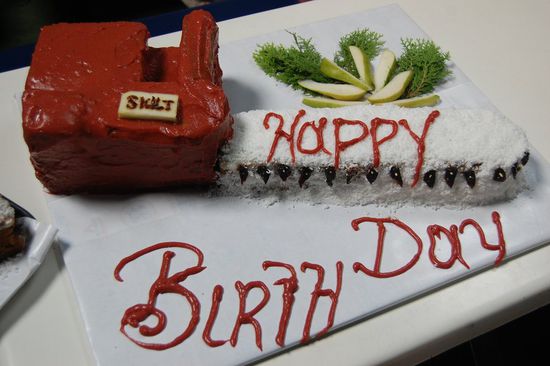 Geburtstagstorte für Chris in Form seines Lieblingswerkzeuges.