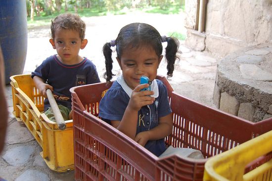 Acsa und Kelvin haben sich einen Zug gebastelt.